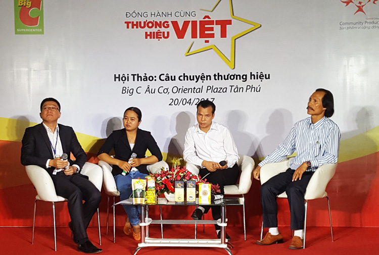 Anh Hùng - giám đốc công try chè Hùng Thái (thứ 3 từ trái sang phải) tại buổi hộ thảo