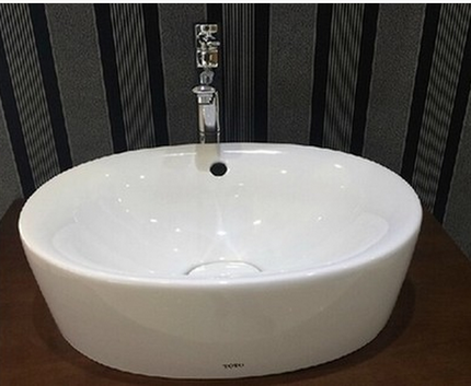 chau-dat-tren-ban-toto-LW760LB
