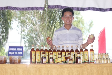 Anh khoa bên các sản phẩm của mình