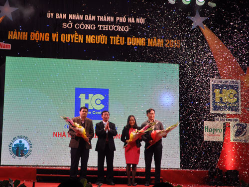Giám đốc Sở Công Thương Hà Nội Lê Hồng Thăng (thứ hai bên trái) tặng hoa các nhà tài trợ chương trình “Hành động vì quyền người tiêu dùng” năm 2015 của thành phố Hà Nội.