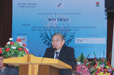 Phó chủ tịch kiêm Tổng thư ký VINASTAS trình bày những nội dung cơ bản của Luật Bảo vệ người tiêu dùng tại Hội thảo hưởng ứng ngày quyền của người tieu dùng thế giới 15/3/ 2015 tại tỉnh Lạng Sơn
