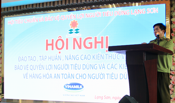 Ông Đặng Văn Ngọc- Phó Chi cục trưởng Chi cục Quản lý thị trường tỉnh phát biểu tại buổi tập huấn.